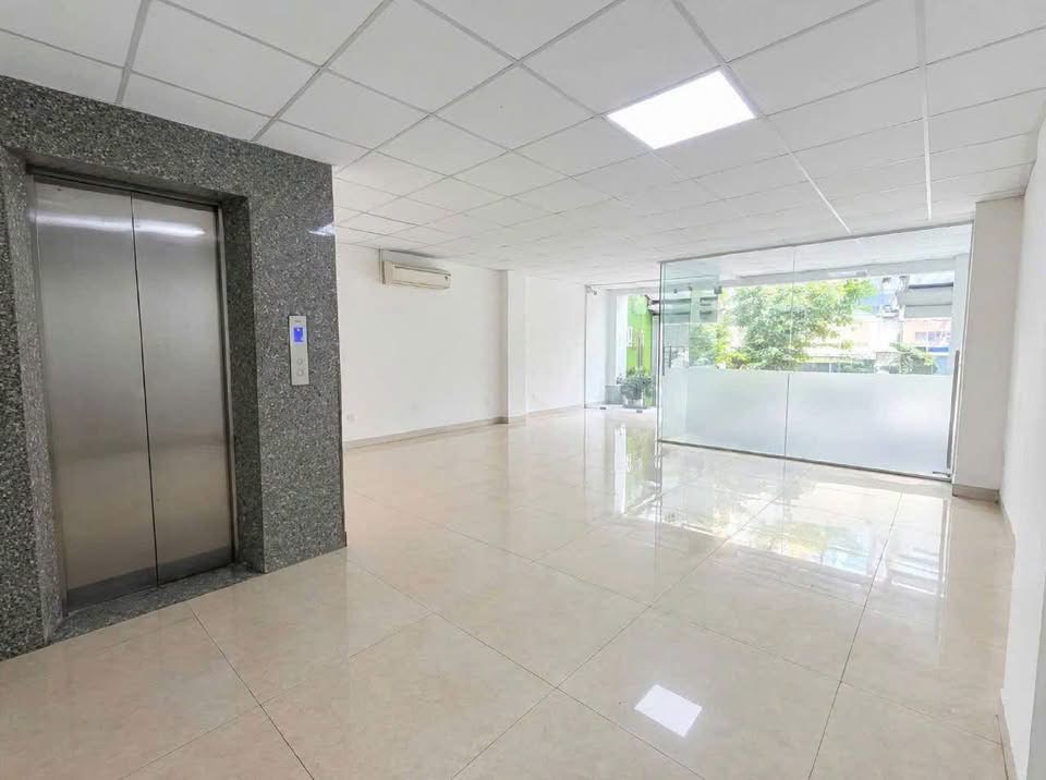 Cho thuê tòa nhà văn phòng 7m x 20m tại C18, Tân Bình