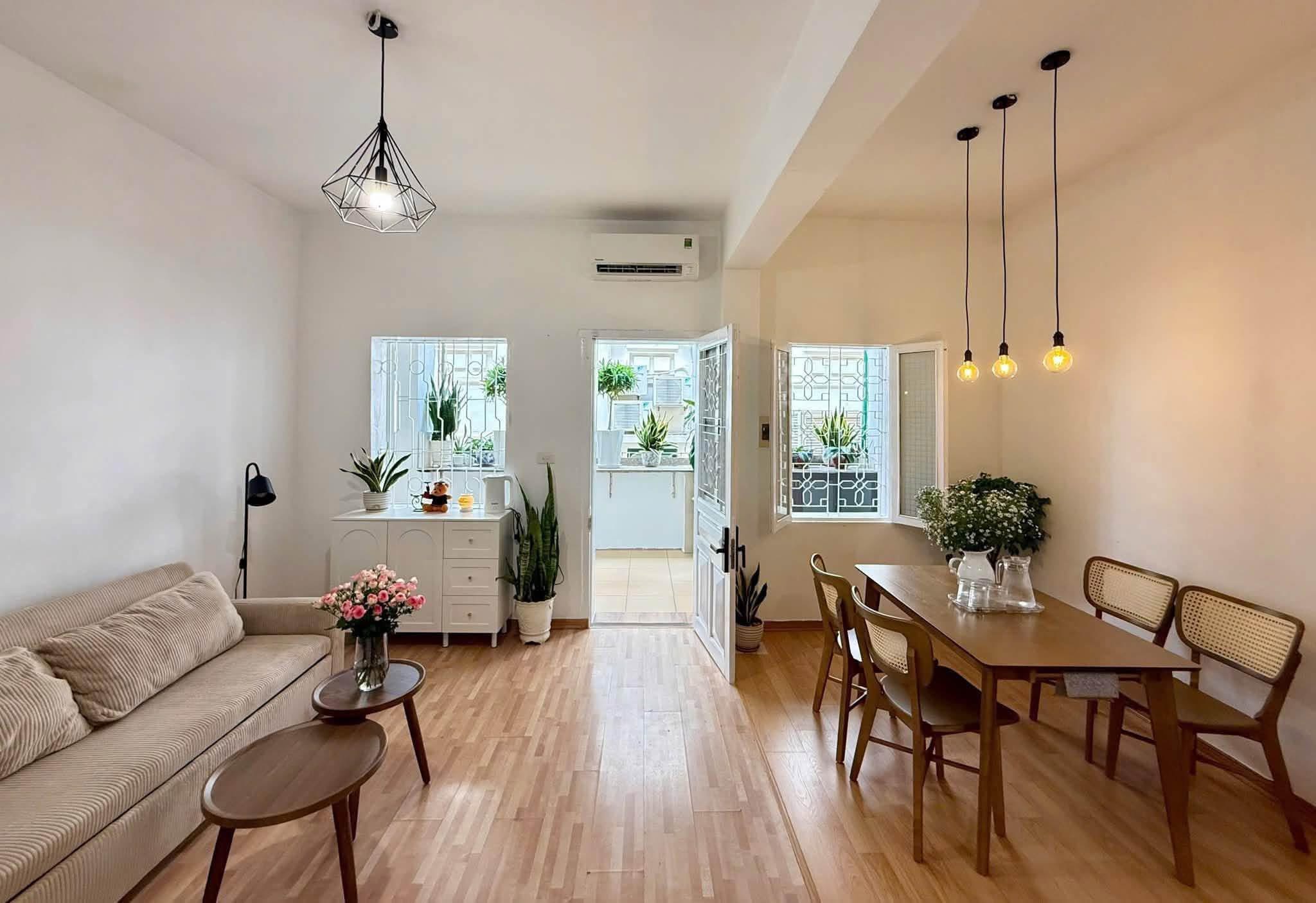 Cho thuê căn hộ tập thể 50m² tại phố Bà Triệu, Hoàn Kiếm - 13 Triệu/Tháng